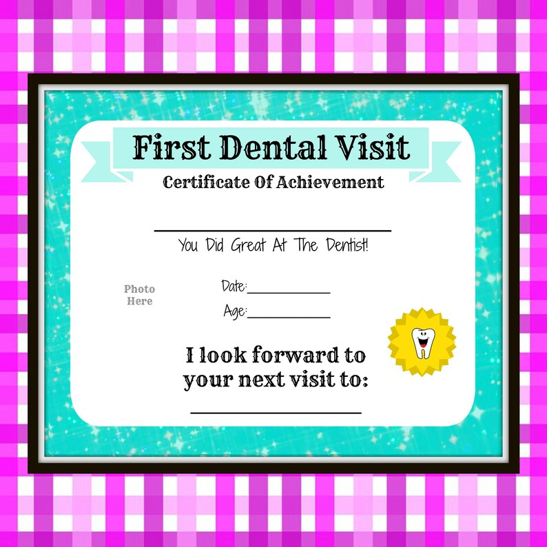 Peut inclure: Un certificat bleu et blanc avec un cadre noir et une &eacute;toile jaune avec une dent souriante. Le certificat indique "Premi&egrave;re visite chez le dentiste Certificat de r&eacute;ussite" et "Vous avez &eacute;t&eacute; formidable chez le dentiste !" avec des espaces pour une photo, une date et un &acirc;ge. Il indique &eacute;galement "J'ai h&acirc;te de vous revoir pour votre prochaine visite :"