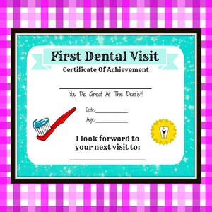 Peut inclure: Un certificat bleu et blanc avec un cadre noir et une &eacute;toile dor&eacute;e avec une dent souriante. Le texte dit "Premi&egrave;re visite chez le dentiste Certificat de r&eacute;ussite Vous avez &eacute;t&eacute; formidable chez le dentiste ! Date : &Acirc;ge : J'ai h&acirc;te de vous revoir pour votre prochaine visite :"