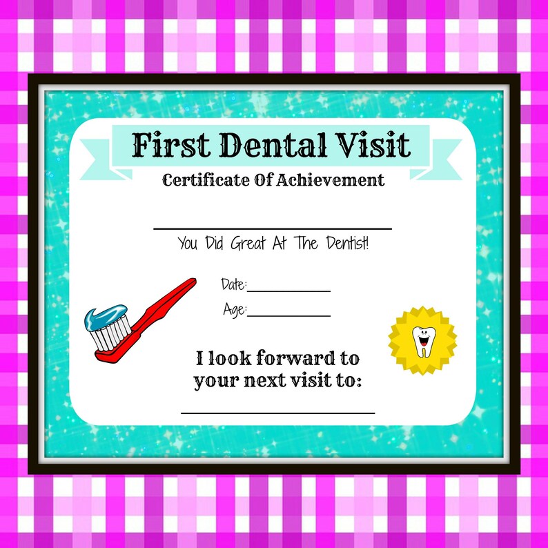 Peut inclure: Un certificat bleu et blanc avec un cadre noir et une &eacute;toile dor&eacute;e avec une dent souriante. Le texte dit "Premi&egrave;re visite chez le dentiste Certificat de r&eacute;ussite Vous avez &eacute;t&eacute; formidable chez le dentiste ! Date : &Acirc;ge : J'ai h&acirc;te de vous revoir pour votre prochaine visite :"