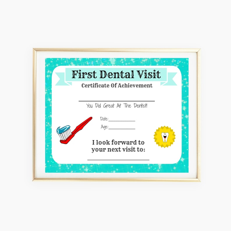 Peut inclure: Un certificat bleu turquoise avec des &eacute;toiles dor&eacute;es et une bordure dor&eacute;e. Le texte indique "Premi&egrave;re visite chez le dentiste Certificat de r&eacute;ussite" et "Vous avez &eacute;t&eacute; formidable chez le dentiste !" Il y a des lignes vides pour la date et l'&acirc;ge. Une brosse &agrave; dents rouge avec du dentifrice bleu se trouve sur le c&ocirc;t&eacute; gauche du certificat. Une dent de dessin anim&eacute; jaune avec un visage souriant se trouve sur le c&ocirc;t&eacute; droit du certificat. Le texte "J'ai h&acirc;te de vous revoir pour votre prochaine visite :" se trouve en bas du certificat.