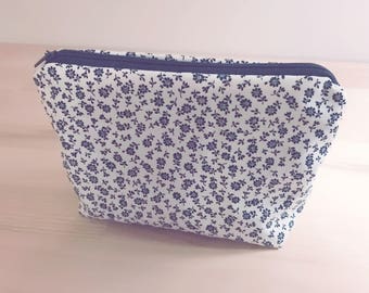 Polka in wit met blauwe bloemen