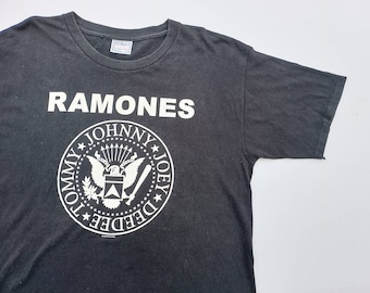 Vintage 1999 Ramones Band Logo T Shirt size L (W 22 x L 28.5)