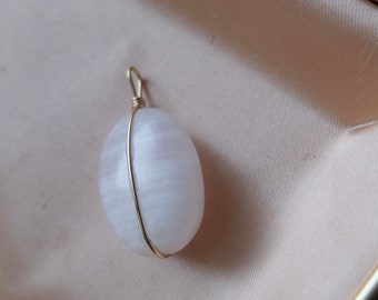 Mangano Calcite Pendant in Gold
