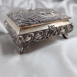 Boîte à bijoux sur pied ornée du milieu du siècle fabriquée au Japon | Marquage Swan T