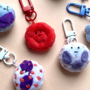 Collection de porte-clés de cellules sanguines avec carte aléatoire