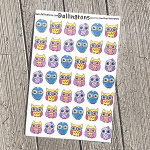 Puede incluir: Una hoja de pegatinas de búhos coloridos con búhos azules, amarillos, rosas y morados. Los búhos tienen diferentes expresiones y están dispuestos en una cuadrícula. La hoja es blanca con una dirección de sitio web y la palabra "Dallingtons" impresa en la parte superior.