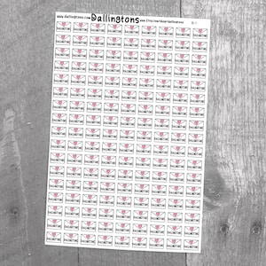Puede incluir: Una hoja de papel adhesivo blanco con 100 pequeñas pegatinas de sobres en blanco y negro con un corazón rosa dentro de cada sobre. El texto "DALLINGTONS" está impreso en la parte superior de la hoja.