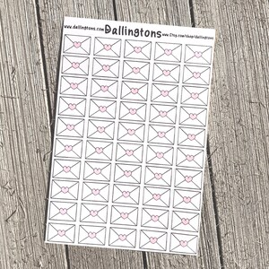 Puede incluir: Una hoja de 49 pegatinas de sobres blancas con corazones rosas en el interior. Las pegatinas son para planificadores, diarios y otras manualidades de papel.