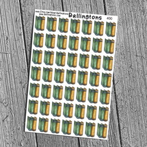 Könnte beinhalten: Bogen mit Aufklebern mit Aquarellillustrationen von gestapelten Büchern. Die Bücher haben grüne und goldene Buchrücken. Auf dem Aufkleberbogen steht der Text "Dallingtons" und die Nummer "400".