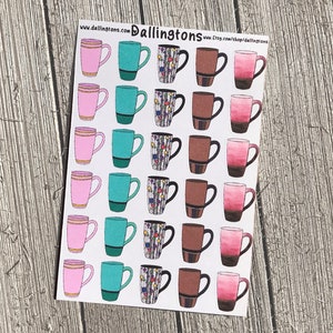 Puede incluir: Una hoja de 24 pegatinas con tazas coloridas con diferentes diseños. Las tazas son rosas, azul verdoso, marrones y rosa degradado. Las pegatinas son perfectas para añadir un toque de fantasía a los planificadores, portátiles, botellas de agua, etc.