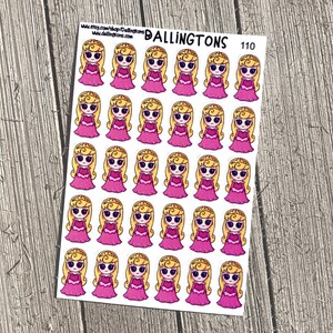 Puede incluir: Una hoja de 36 pegatinas con una ilustración de dibujos animados de una princesa con cabello rubio, un vestido rosa y una corona. Las pegatinas están dispuestas en una cuadrícula sobre un fondo blanco. El texto "BALLINGTONS 110" está impreso en la esquina superior derecha.