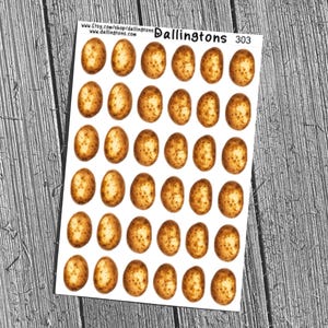 Puede incluir: Una hoja de pegatinas blanca con treinta y seis ilustraciones individuales de patatas dispuestas en una cuadrícula. Cada patata tiene forma ovalada con una piel texturizada de color marrón y bronceado. El texto Dallington 303 y direcciones web aparecen arriba.