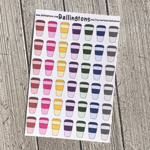 Puede incluir: Una hoja de 36 pegatinas de taza de café. Las pegatinas son de varios colores, incluyendo marrón, rosa, amarillo, morado, verde, azul y gris. Cada pegatina presenta un contorno simple de una taza de café con tapa.