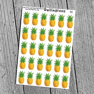Könnte beinhalten: Blatt mit Aufklebern mit gelb-grünen Ananas-Illustrationen. Die Aufkleber sind in Reihen und Spalten auf weißem Hintergrund angeordnet. Das Wort "Dallingtons" und die Nummer "95" sind oben aufgedruckt.