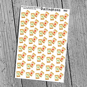 Puede incluir: Hoja de pegatinas con un patrón repetido de sobres de semillas. Cada sobre es de color beige con una flor roja y hojas verdes. Las pegatinas están sobre un fondo blanco con la palabra "Dallingtons" y el número "562" impresos en la parte superior.