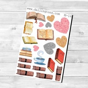 Può includere: Un foglio di adesivi con varie illustrazioni di libri, cuori e una tazza di tè. Gli adesivi sono su uno sfondo bianco con il testo "www.dallington.com M-16" nell'angolo in alto a destra.