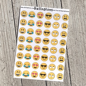 Puede incluir: Una hoja de 36 pegatinas emoji amarillas con diferentes expresiones, incluyendo sonriendo, llorando, ojos de corazón, gafas de sol y confundido. Las pegatinas están impresas en papel blanco y tienen un acabado brillante.