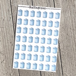 Puede incluir: Una hoja de pegatinas con un patrón repetitivo de cubos de basura azules y blancos. Las pegatinas son perfectas para añadir un toque de fantasía a los planificadores, diarios y otras superficies.