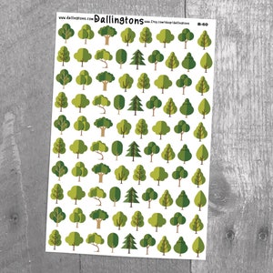 Puede incluir: Una hoja de pegatinas con 48 diseños diferentes de árboles verdes. Las pegatinas están sobre un fondo blanco y están dispuestas en forma de cuadrícula. El texto "Dallingtons" está impreso en la parte superior de la hoja.
