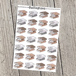Puede incluir: Una hoja de 36 pegatinas de pilas de libros. Las pegatinas son de varios tonos de marrón, gris y blanco. Las pegatinas están dispuestas en una cuadrícula. El texto "Dallingtons" está impreso en la parte superior de la hoja.