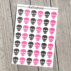 Puede incluir: Una hoja de pegatinas con 36 diseños de calaveras negras y rosas. Las calaveras están dispuestas en una cuadrícula. La hoja es blanca con la dirección del sitio web "www.dallingtons.com" impresa en la parte superior.