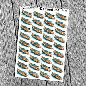 Op de afbeelding: Vel stickers met oranje kajaks met blauw water en zwarte peddels. De stickers staan op een witte achtergrond met de tekst "Dallingtons 1086". De achtergrond is een houten oppervlak.