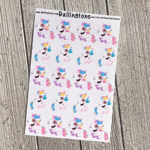 Puede incluir: Una hoja de pegatinas con 16 unicornios de dibujos animados coloridos con crines y colas arcoíris. Los unicornios tienen ojos grandes y blancos con pupilas rojas y una expresión traviesa. Las pegatinas están impresas en papel blanco y son perfectas para agregar un toque caprichoso a cualquier proyecto.