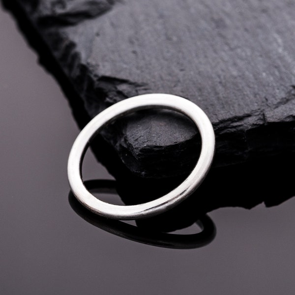 Ein zeitloser Ring aus 925er Silber // Bandring Silber // Stapelring Silber // Geschenke für Frauen// Valentinstag Geschenk// Ring klassisch