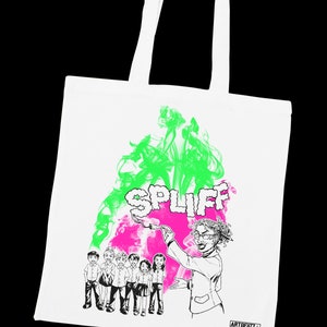 Peut inclure: Sac fourre-tout blanc avec un motif vert et rose représentant un professeur et des élèves en dessin animé. Le texte "SPLIFF" est écrit en lettres roses. Le coin inférieur droit du sac porte le texte "ARTBEATZ".