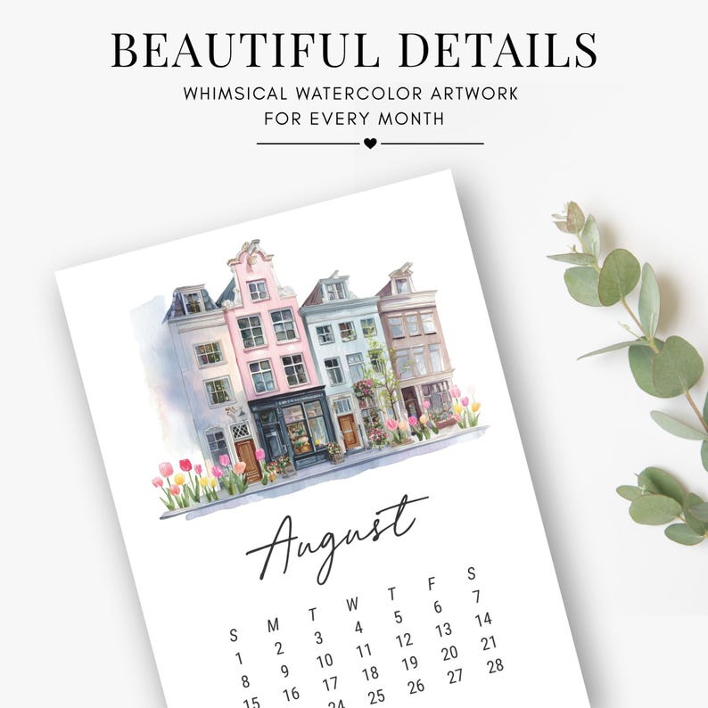 Puede incluir: Una p&aacute;gina de calendario para agosto con una ilustraci&oacute;n en acuarela de tres edificios de varios pisos en rosa, azul y marr&oacute;n con tulipanes en primer plano. El texto dice BEAUTIFUL DETAILS WHIMSICAL WATERCOLOR ARTWORK FOR EVERY MONTH.