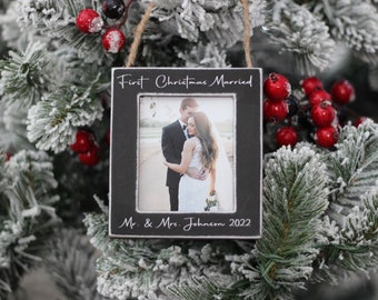 Minimalist First Christmas Married Ornament, Newlywed Ornament, Married Ornament, Gift for Newlyweds, Personalized Ornament GIFT
