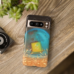 Op de afbeelding: Een telefoonhoesje met een kleurrijk ontwerp met een blauwe en gele afbeelding. De hoes heeft een zwarte bovenkant en ligt op een houten oppervlak. Het ontwerp bevat een zeshoekig patroon en een gestileerde 2.