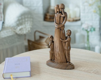 Familieportret 12", Gezin met kinderen Standbeeld, Cadeau voor familie, Beeldje van familie, Gepersonaliseerde handgesneden sculptuur, ouders en kinderen