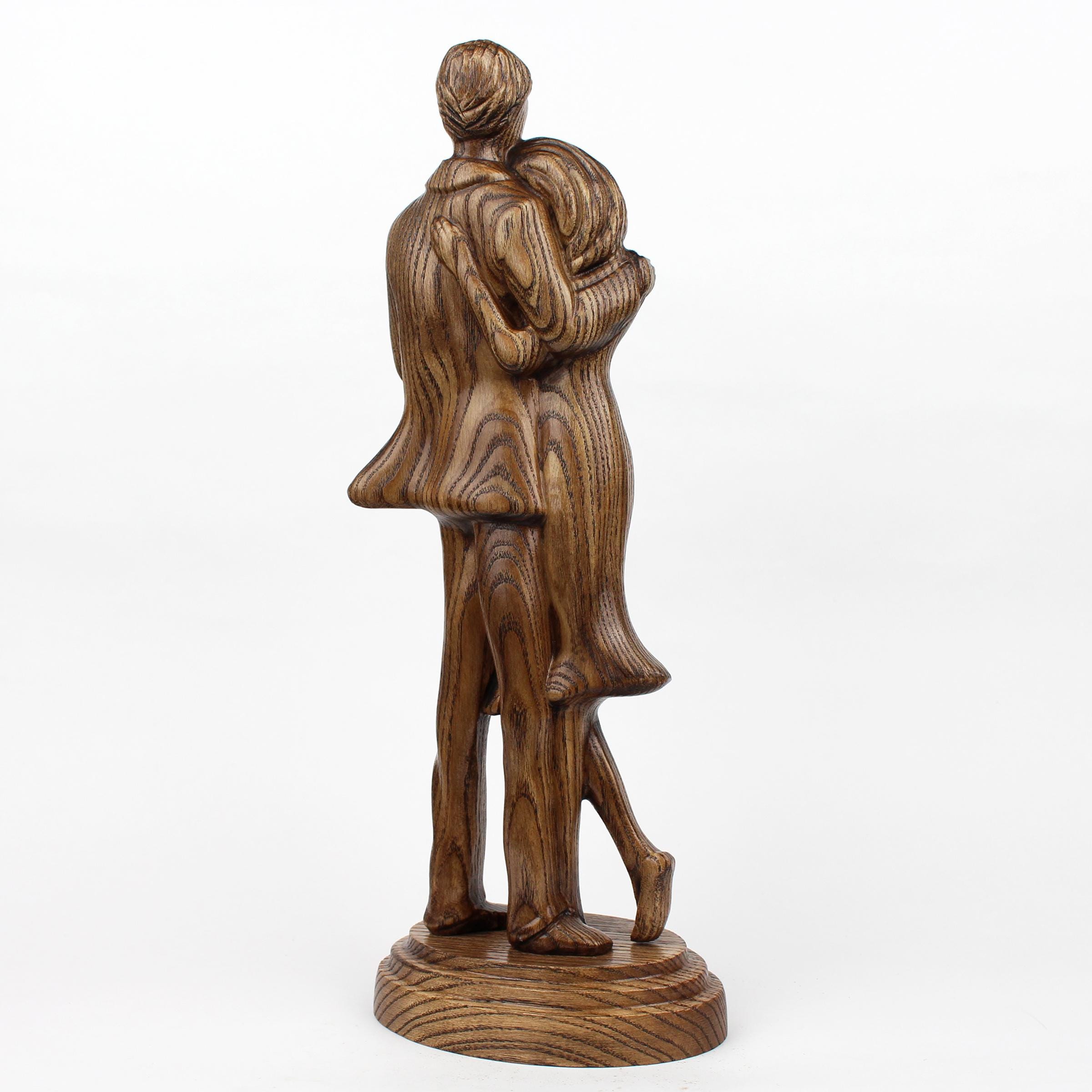 Wooden Handmade Couple Sculpture – A Sentimental Five Year