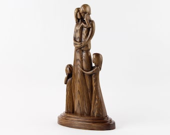 Rzeźba rodziny 4-osobowej, rodzice z 2 córkami, figurka rodziny z dziećmi na zamówienie, drewniana figurka rodziny, monogramowany portret z drewna