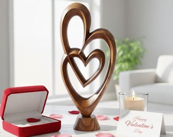 Handgefertigte Herzskulptur aus Holz für den Tisch oder als Geschenk zum Valentinstag