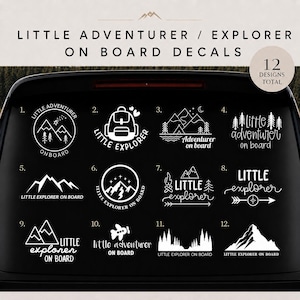 Könnte beinhalten: Eine Sammlung von 12 weißen Vinyl-Aufklebern für Autofenster mit verschiedenen Designs zum Thema Outdoor-Abenteuer. Die Aufkleber zeigen Bergketten, Bäume, einen Rucksack und die Schriftzüge "Little Adventurer" und "Little Explorer".