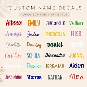 Könnte beinhalten: Eine Anzeige von benutzerdefinierten Namensaufklebern mit dem Text CUSTOM NAME DECALS und OVER 50+ FONTS AVAILABLE. Das Bild zeigt zwanzig verschiedene Namen in verschiedenen Farben, darunter Rot, Orange, Lila, Grün, Blau, Gelb, Pink, Schwarz und Weiß.