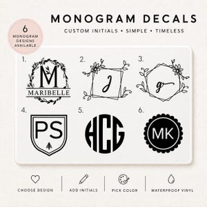 Puede incluir: Calcomanías de monogramas con seis opciones de diseño. Los diseños incluyen iniciales en varios estilos, como una corona floral, un marco geométrico y un diseño circular. El texto incluye "Iniciales personalizadas, Simples, Atemporales."