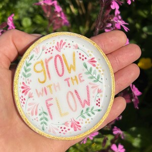 Plato rosa para anillos con buenas vibras. Decoración positiva para el hogar. Plato para guardar joyas. Plato para baratijas hecho a mano. Déjate llevar. Regalo para amantes de la naturaleza.