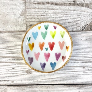 Rainbow heart ring dish. Colourful home decor. New home gift. Girls bedroom decor. Rainbow gift idea. Small pride gift. Rainbow trinket dish