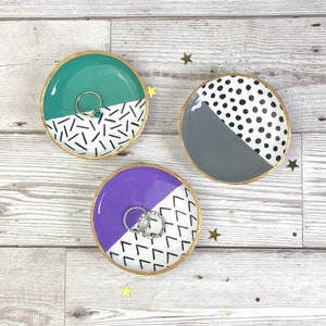 Platos para guardar joyas de colores vivos. Pequeño regalo para ella. Plato para guardar joyas. Decoración divertida para el hogar. Decoración luminosa para el dormitorio. Plato de arcilla hecho a mano para anillos.