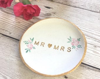 Mr and Mrs ring dish. Wedding keepsake gift. Wedding day ring holder. Anniversary keepsake gift.  Mr and Mrs wedding decor.  Ring bearer.