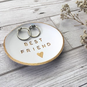 Plato para baratijas para mejores amigas. Regalo de cumpleaños para mejores amigas. Regalo por si acaso. Plato para anillos blanco y dorado. Regalo en forma de buzón con el mensaje "Te extraño" para ella.