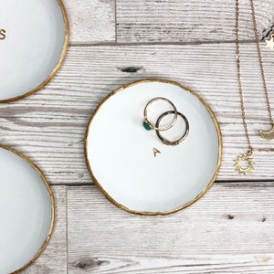 Plato para anillos con letras personalizadas. Plato para joyas con iniciales. Regalo de cumpleaños personalizado. Regalo para dama de honor. Plato para abalorios de oro. Porta joyas.