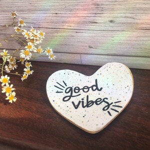 Plato para anillos de buenas vibraciones, idea de regalo de positividad, regalo para animarme, regalo para levantarme el ánimo, plato para anillos blanco, plato para baratijas de oro, plato para anillos de arcilla, idea de regalo