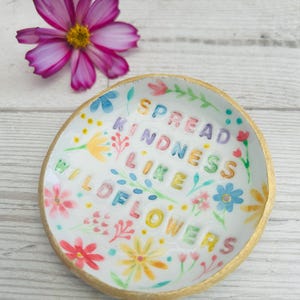 Plato para anillos con positividad arcoíris. Difunde amor como flores silvestres. Decoración floral para el hogar. Decoración para la habitación de los niños. Regalo para tu mejor amiga.