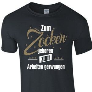 May include: Black t-shirt with a gold graphic that says "Zum Zocken geboren zum Arbeiten gezwungen".