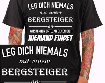 Leg Dich niemals mit einem Bergsteiger an T-Shirt