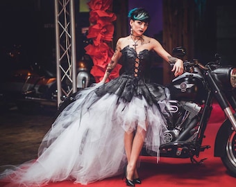 Laurine Masset robe de mariée rock, bustier cuir noir recyclé patchwork, jupe tulle court devant et traine, noir et blanc, HARLEY,sur mesure